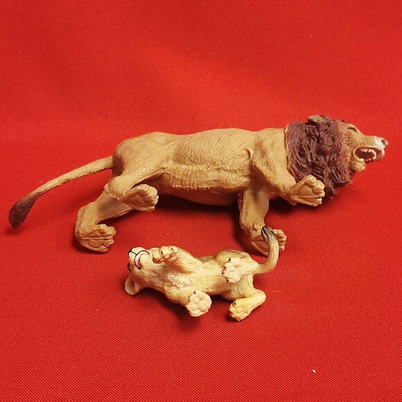 Vintage Schleich Lion and Lion Cub Toy Figurines - Picture 5 of 10